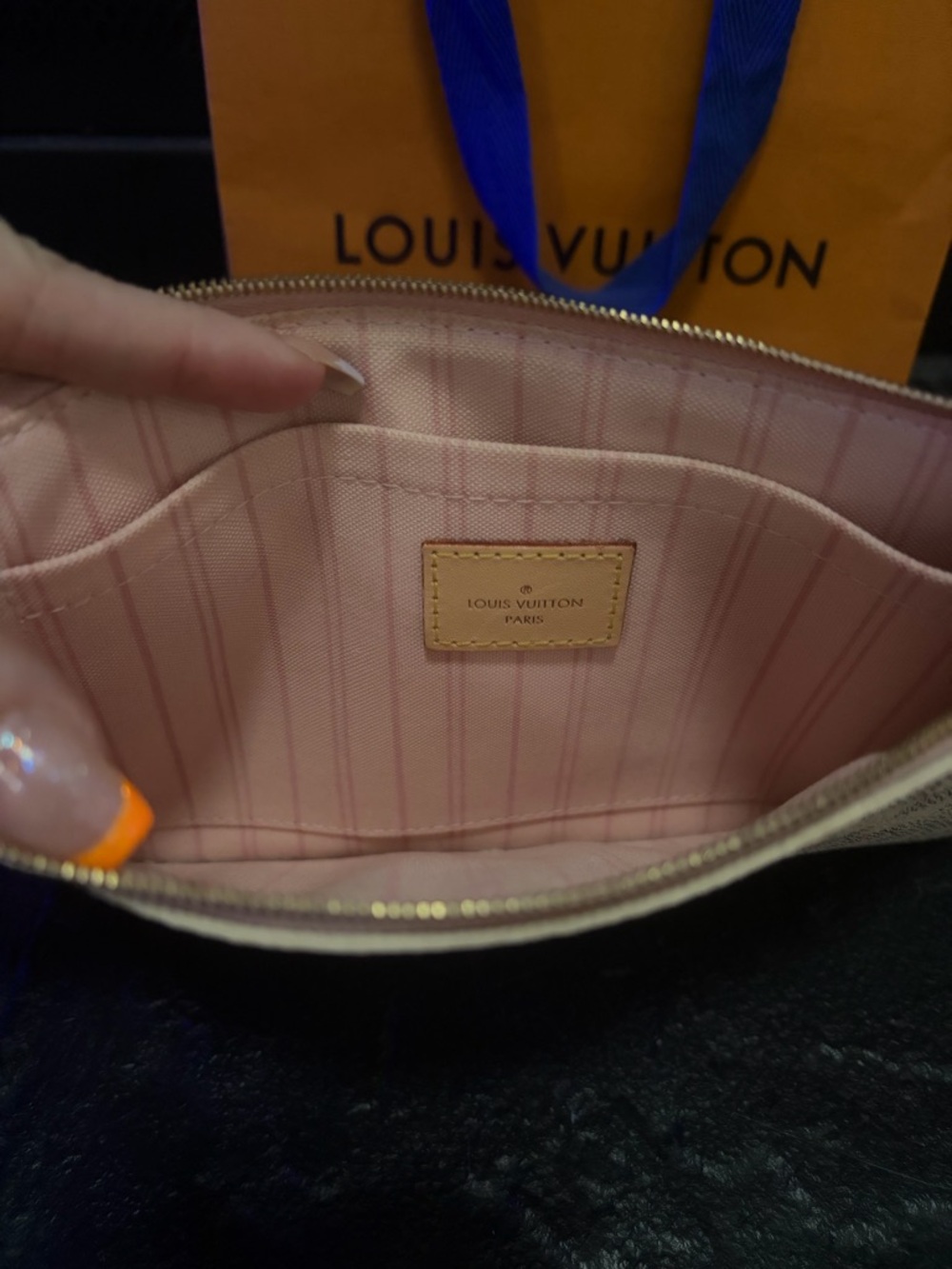 Authentic Louis Vuitton Damier
Azur Neverfull GM NM Rose Ballerina Pouchette - Picture 4 of 10